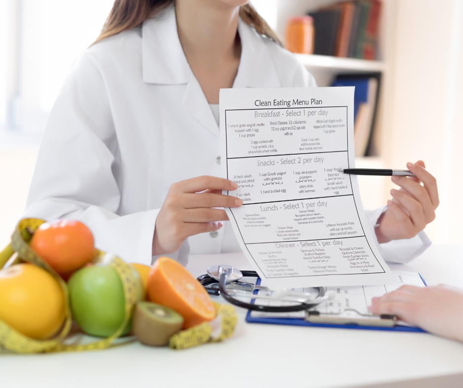 A DIETICIAN EXAMINES THE DIET OF A PATIENT